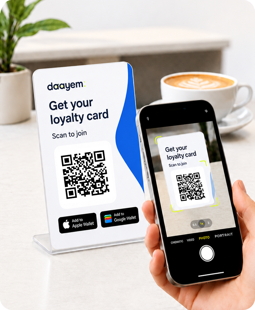 لافتة مطبوعة عليها كود QR على ترابيزة كافيه، وكاميرا موبايل بتمسحها